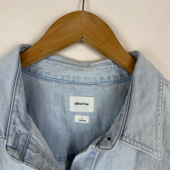 Aritzia WILFRED FREE Auteur Blue Denim Puff Short Sleeve Button Shirt Light Wash - Picture 6 of 9